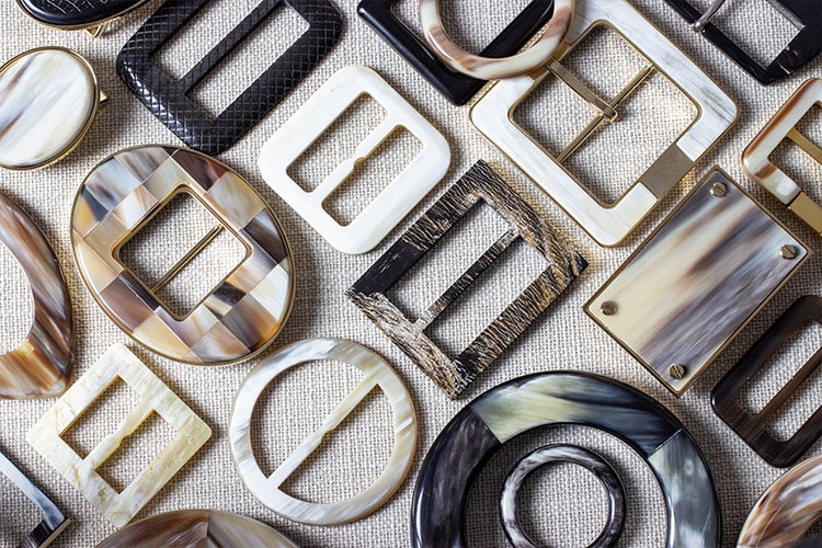 Buckles in horn for clothing and accessories