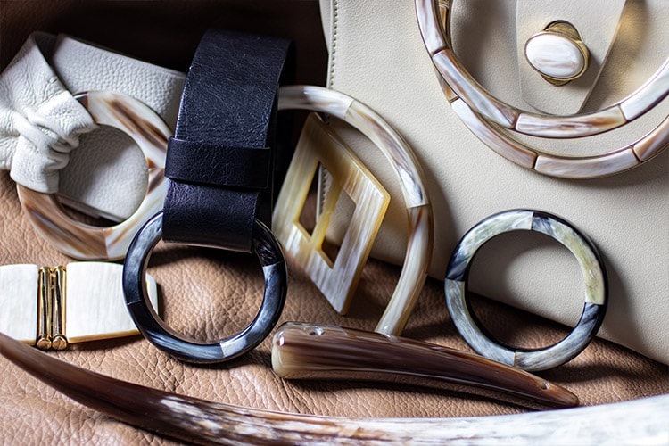 Production of accessories in horn for leathergoods