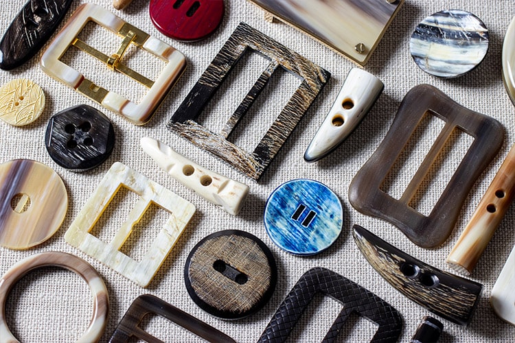 Production of fashion accessories in horn 